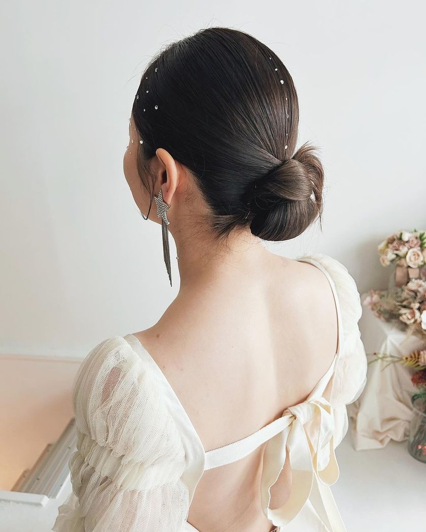 A special feature on cute bridal hairstyles with tiny pearls that are as small as bubbles 🫧🤍にて紹介している画像