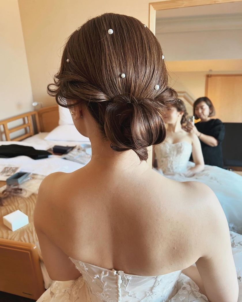 A special feature on cute bridal hairstyles with tiny pearls that are as small as bubbles 🫧🤍にて紹介している画像
