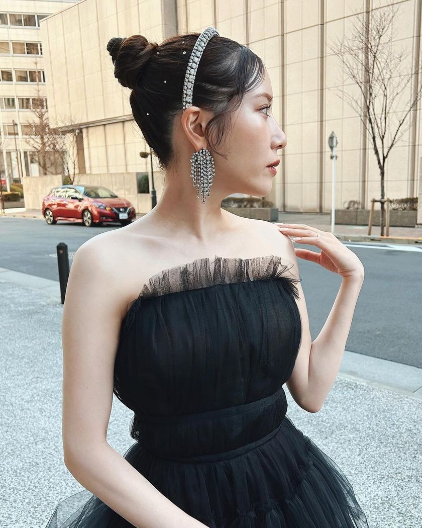 A special feature on cute bridal hairstyles with tiny pearls that are as small as bubbles 🫧🤍にて紹介している画像