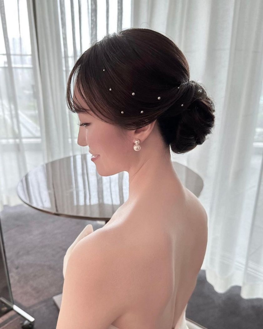 A special feature on cute bridal hairstyles with tiny pearls that are as small as bubbles 🫧🤍にて紹介している画像