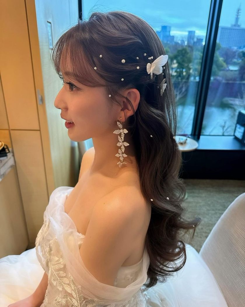A special feature on cute bridal hairstyles with tiny pearls that are as small as bubbles 🫧🤍にて紹介している画像