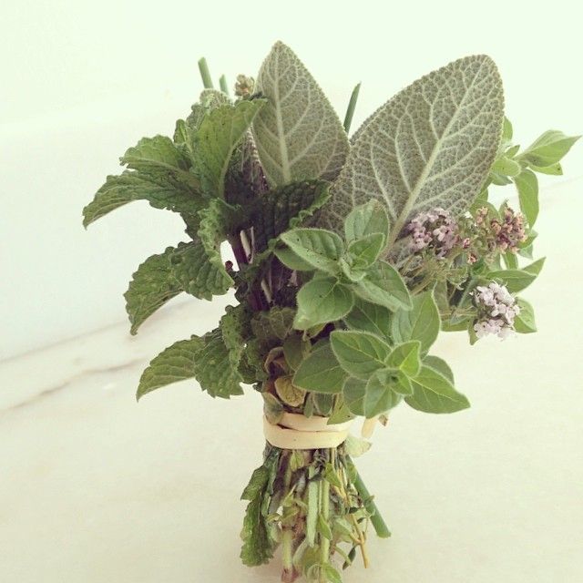 Perfect for Trendy Rustic Weddings: Adorable Natural Bouquet Designs with Herbs and Wildflowers ♡にて紹介している画像