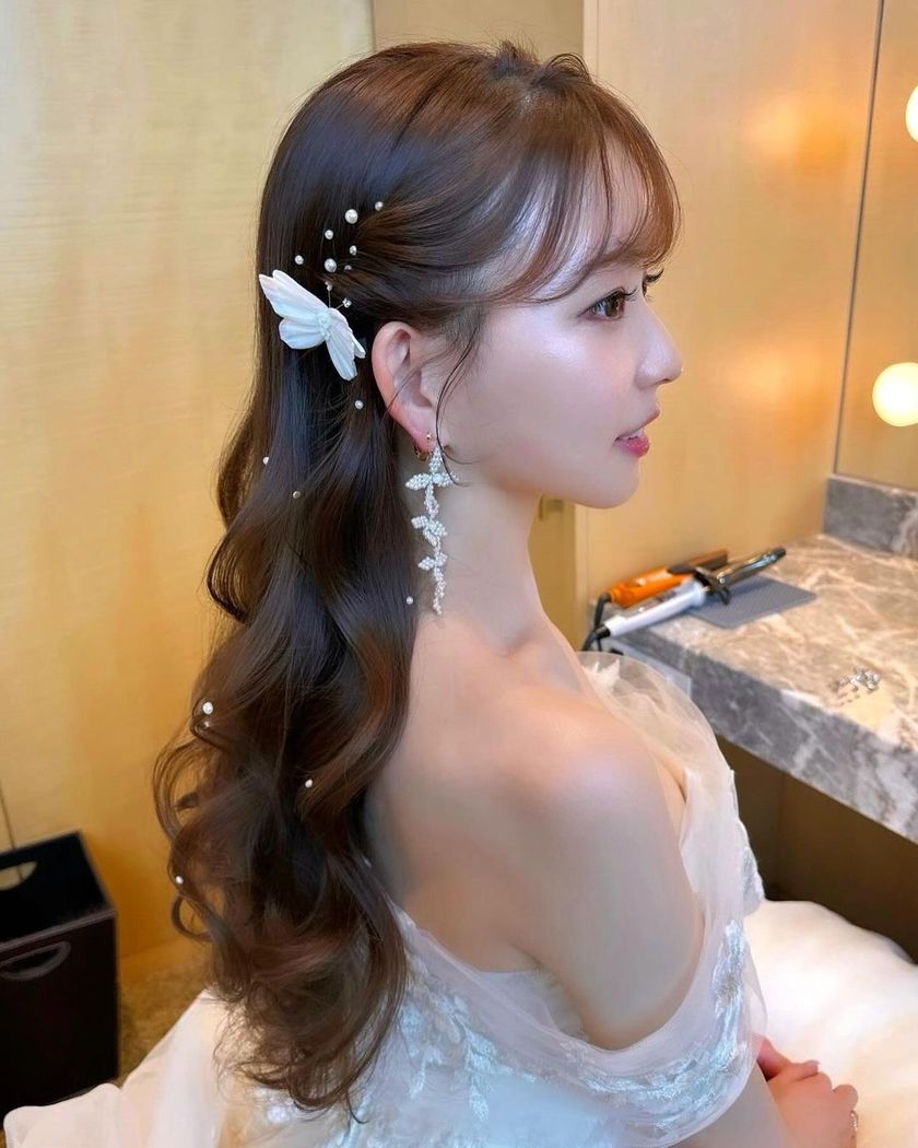 A special feature on cute bridal hairstyles with tiny pearls that are as small as bubbles 🫧🤍にて紹介している画像
