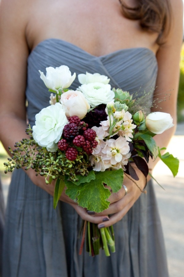 Perfect for Trendy Rustic Weddings: Adorable Natural Bouquet Designs with Herbs and Wildflowers ♡にて紹介している画像