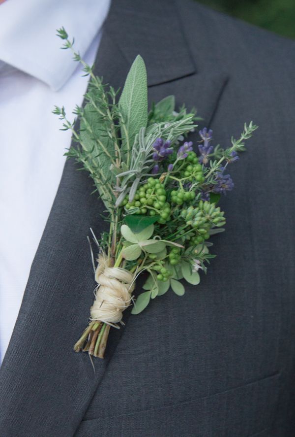 Perfect for Trendy Rustic Weddings: Adorable Natural Bouquet Designs with Herbs and Wildflowers ♡にて紹介している画像