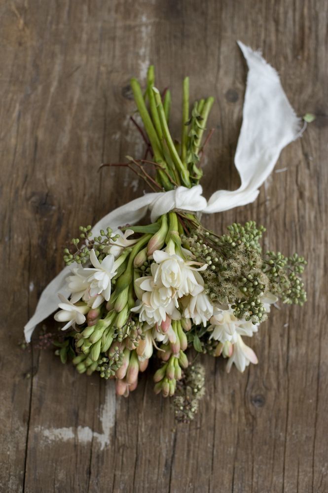 Perfect for Trendy Rustic Weddings: Adorable Natural Bouquet Designs with Herbs and Wildflowers ♡にて紹介している画像