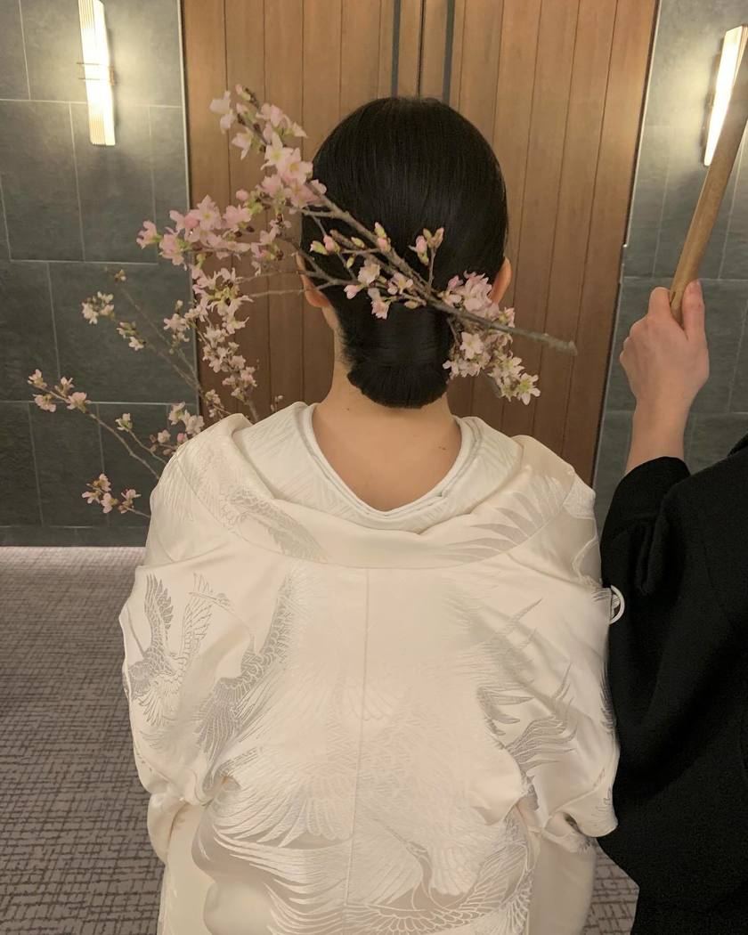 Spring season limited bridal hair! The Japanese-style hair arrangement with Sakura branches inserted as they are is cute 🌸にて紹介している画像