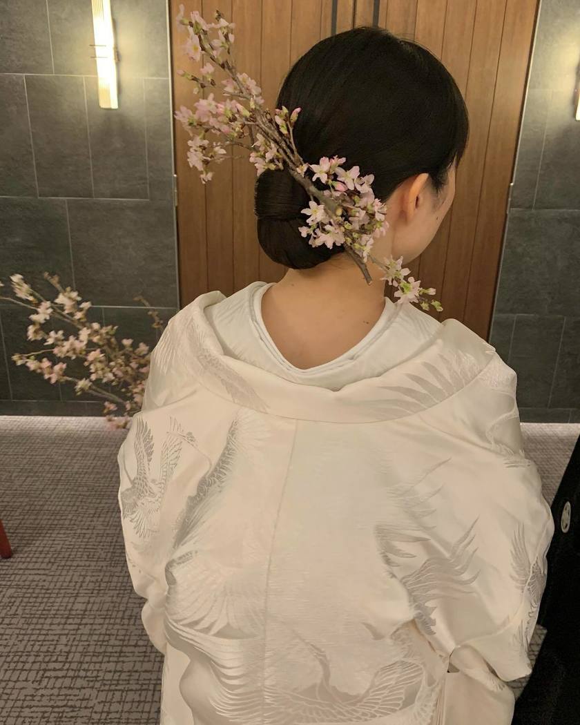 Spring season limited bridal hair! The Japanese-style hair arrangement with Sakura branches inserted as they are is cute 🌸にて紹介している画像