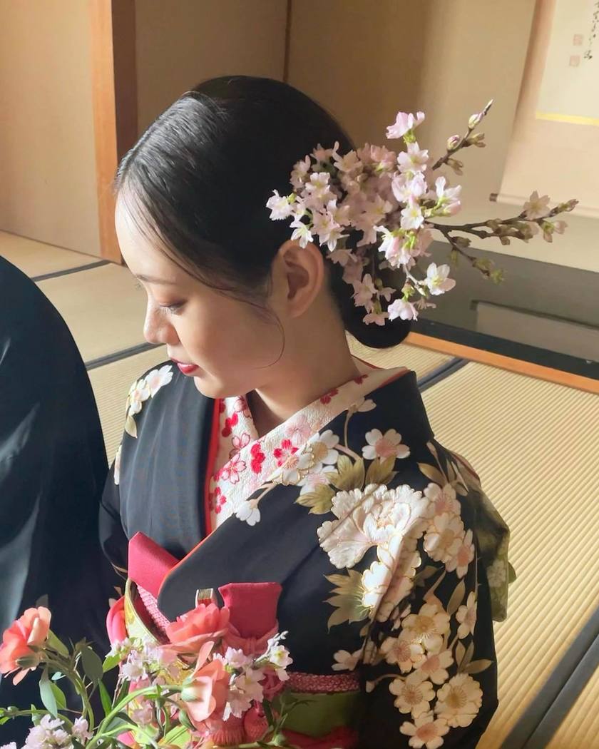 Spring season limited bridal hair! The Japanese-style hair arrangement with Sakura branches inserted as they are is cute 🌸にて紹介している画像