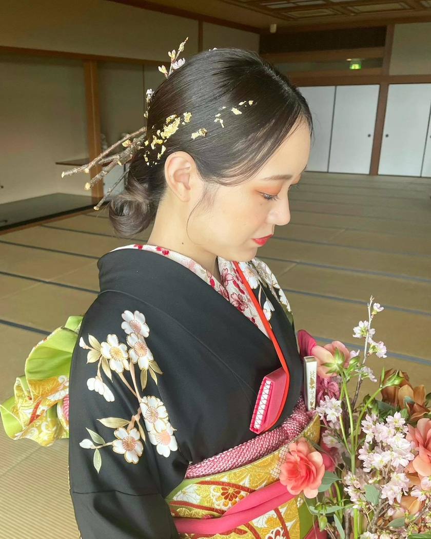 Spring season limited bridal hair! The Japanese-style hair arrangement with Sakura branches inserted as they are is cute 🌸にて紹介している画像