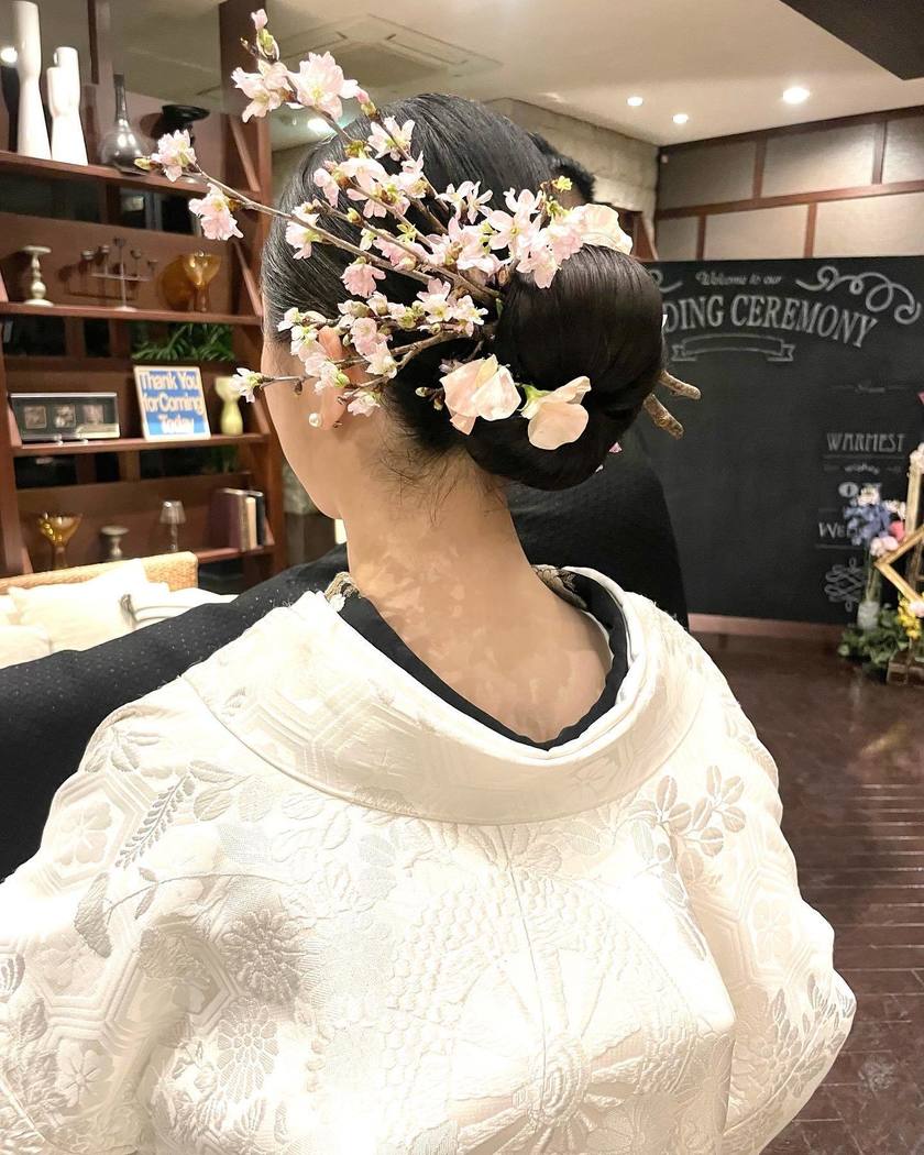 Spring season limited bridal hair! The Japanese-style hair arrangement with Sakura branches inserted as they are is cute 🌸にて紹介している画像