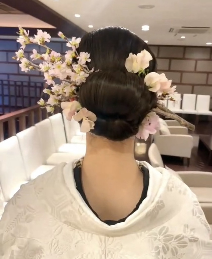 Spring season limited bridal hair! The Japanese-style hair arrangement with Sakura branches inserted as they are is cute 🌸にて紹介している画像