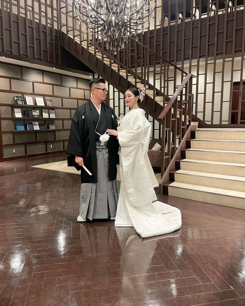 Spring season limited bridal hair! The Japanese-style hair arrangement with Sakura branches inserted as they are is cute 🌸にて紹介している画像