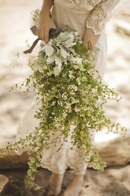 Perfect for Trendy Rustic Weddings: Adorable Natural Bouquet Designs with Herbs and Wildflowers ♡にて紹介している画像