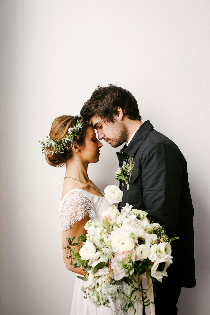 Perfect for Trendy Rustic Weddings: Adorable Natural Bouquet Designs with Herbs and Wildflowers ♡にて紹介している画像