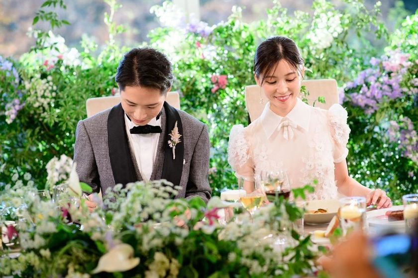 披露宴中に食事をしている貴重な瞬間！楽しそうな「もぐもぐタイム」の写真を撮ってもらおう🍴にて紹介している画像