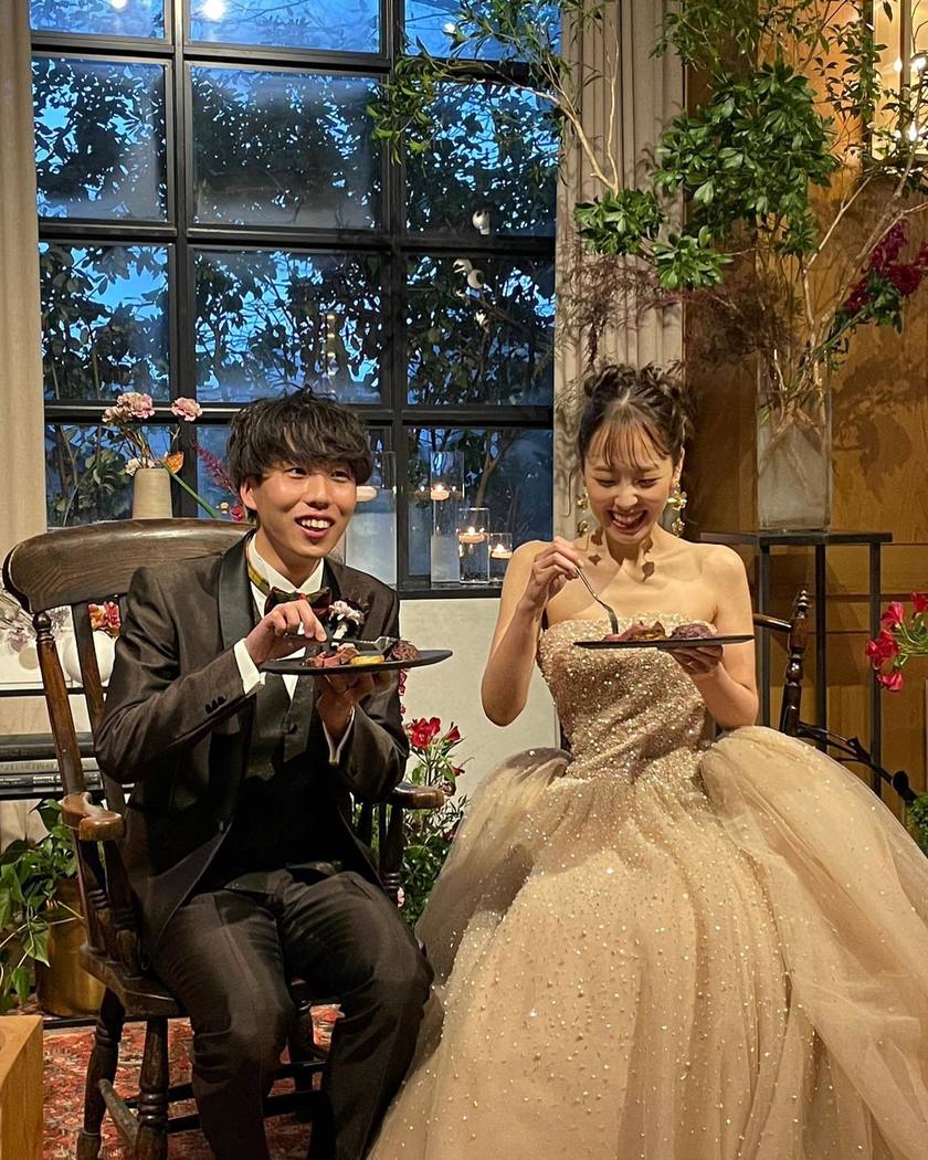 披露宴中に食事をしている貴重な瞬間！楽しそうな「もぐもぐタイム」の写真を撮ってもらおう🍴にて紹介している画像