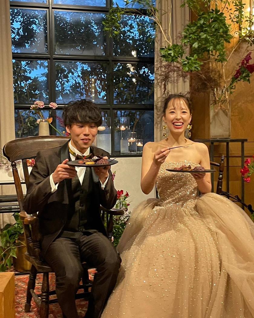 披露宴中に食事をしている貴重な瞬間！楽しそうな「もぐもぐタイム」の写真を撮ってもらおう🍴にて紹介している画像
