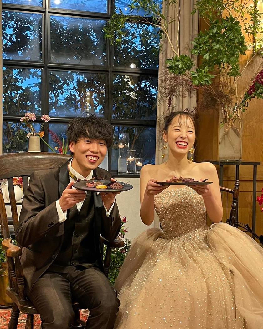 披露宴中に食事をしている貴重な瞬間！楽しそうな「もぐもぐタイム」の写真を撮ってもらおう🍴にて紹介している画像