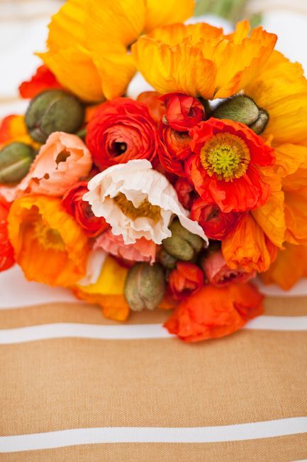 Perfect for Trendy Rustic Weddings: Adorable Natural Bouquet Designs with Herbs and Wildflowers ♡にて紹介している画像