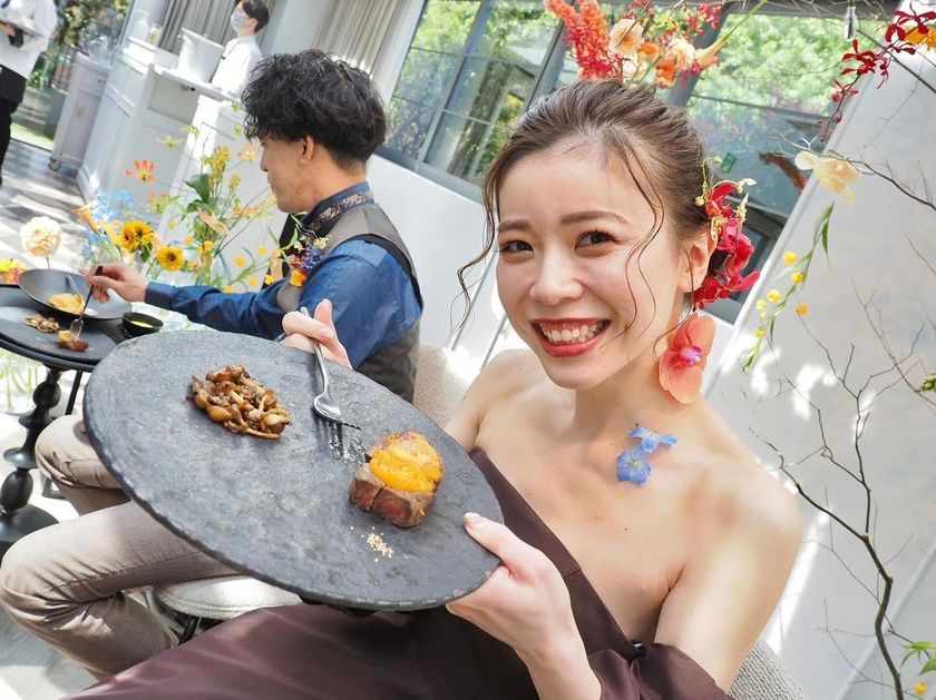 披露宴中に食事をしている貴重な瞬間！楽しそうな「もぐもぐタイム」の写真を撮ってもらおう🍴にて紹介している画像