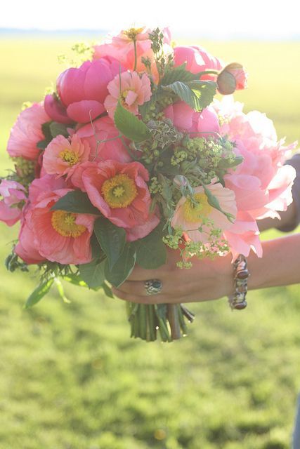 Perfect for Trendy Rustic Weddings: Adorable Natural Bouquet Designs with Herbs and Wildflowers ♡にて紹介している画像