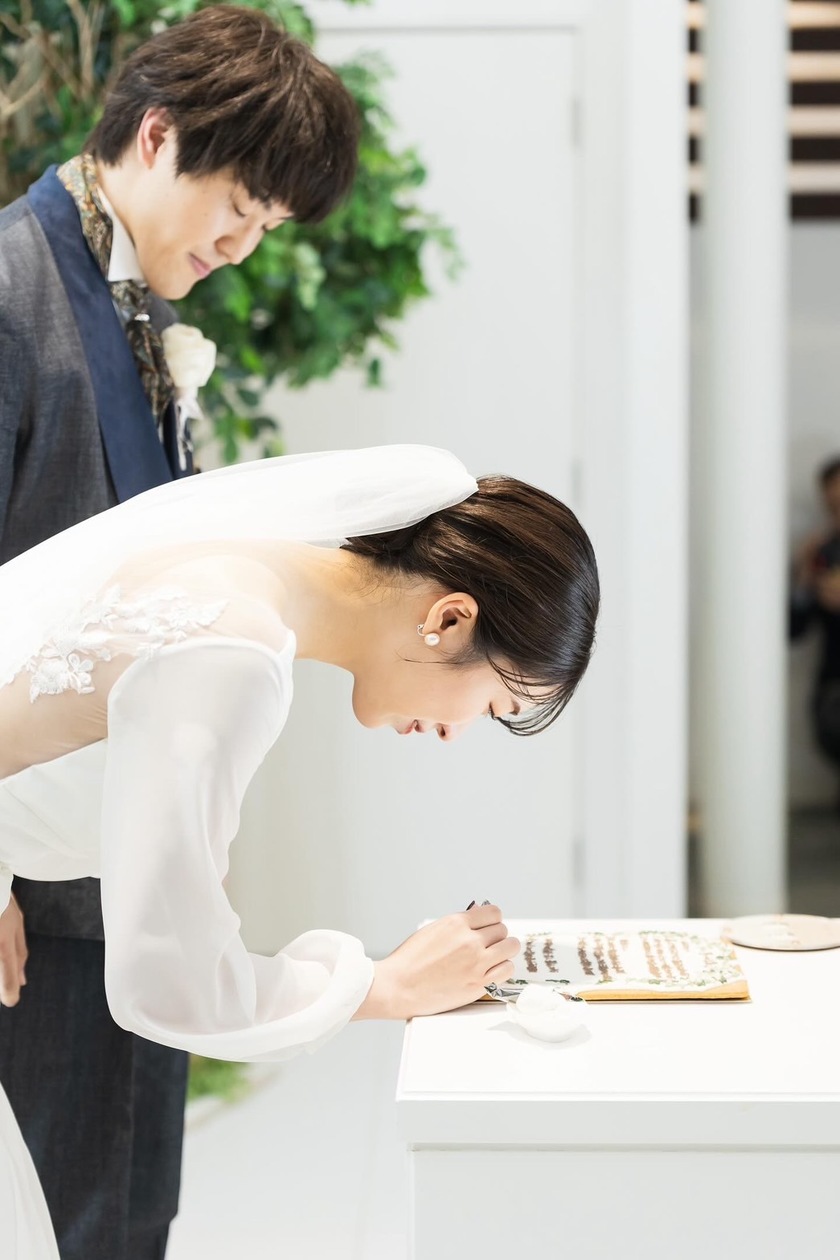 用巧克力笔在【饼干】上写下誓言，制作结婚证明书的创意🍪にて紹介している画像