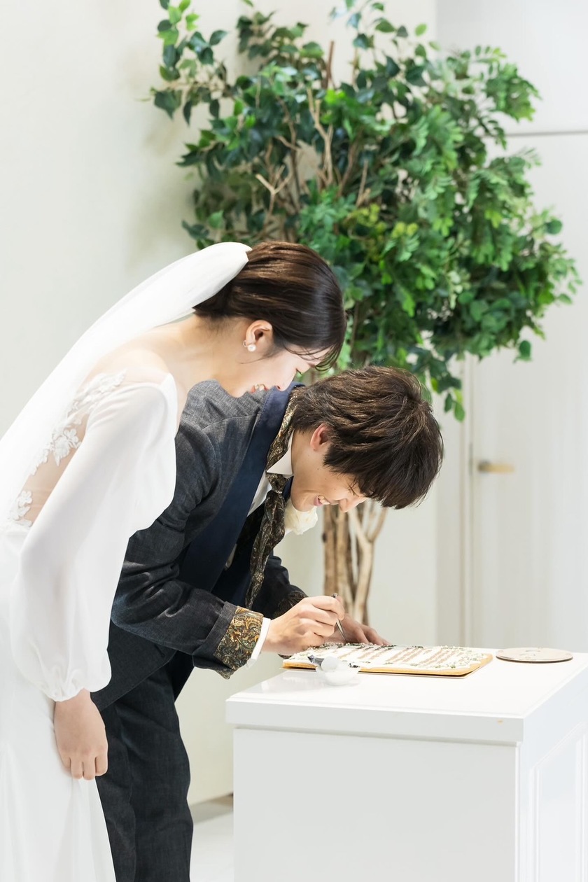 用巧克力笔在【饼干】上写下誓言，制作结婚证明书的创意🍪にて紹介している画像