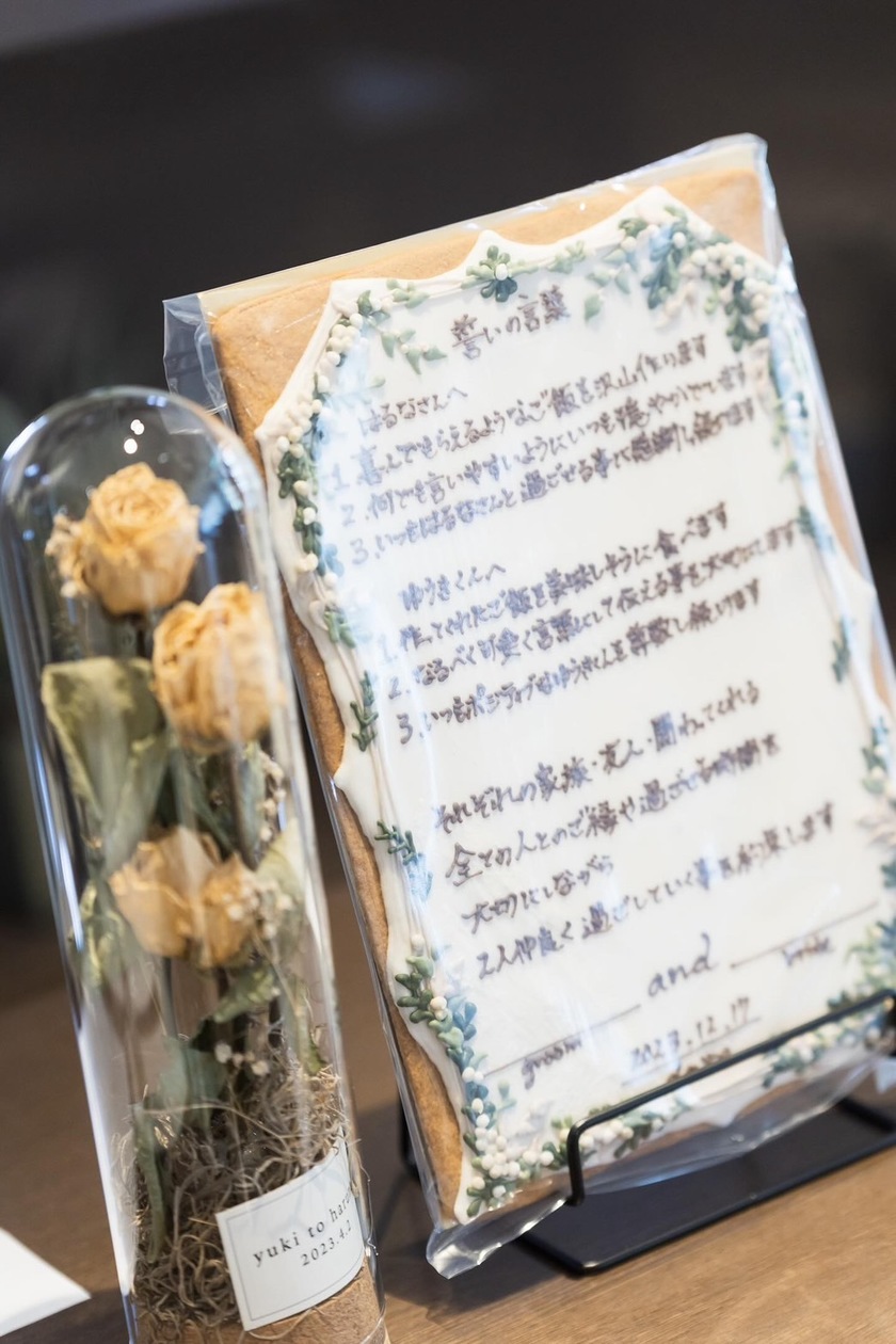 用巧克力笔在【饼干】上写下誓言，制作结婚证明书的创意🍪にて紹介している画像