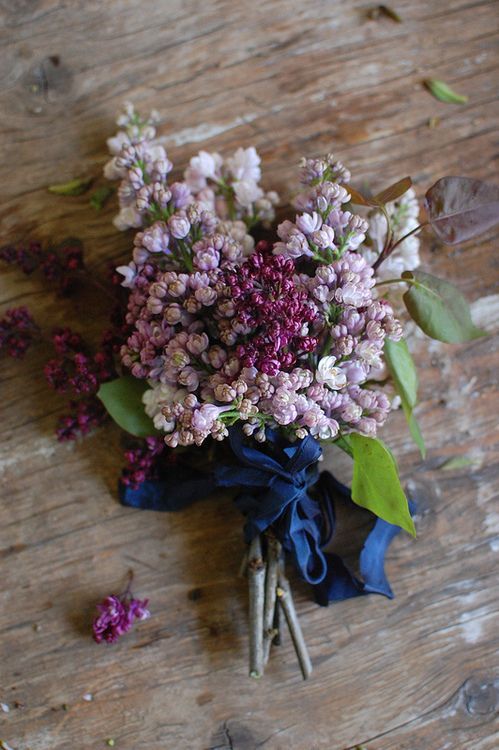 Perfect for Trendy Rustic Weddings: Adorable Natural Bouquet Designs with Herbs and Wildflowers ♡にて紹介している画像
