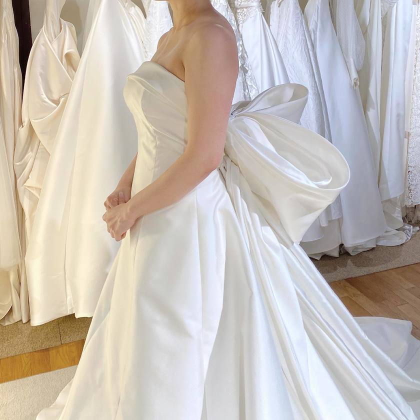 A simple and high-quality fabric with a three-dimensional ribbon charm ♡ The popular dress by Antonio Riva 【BARBARA】にて紹介している画像