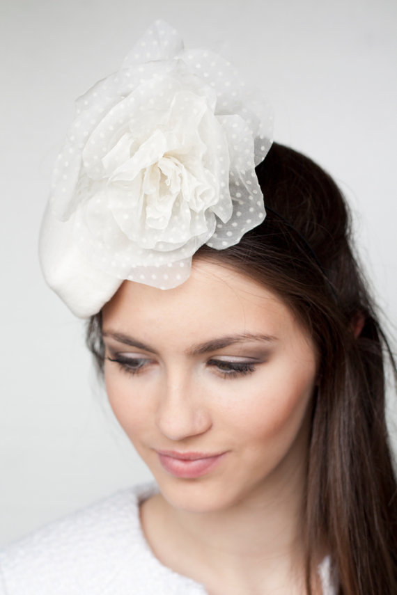 ロイヤルファミリー風＊ヘッドハットでワンランク上の花嫁に♡にて紹介している画像