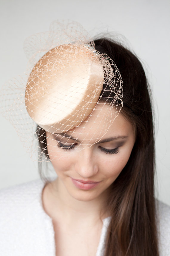 ロイヤルファミリー風＊ヘッドハットでワンランク上の花嫁に♡にて紹介している画像