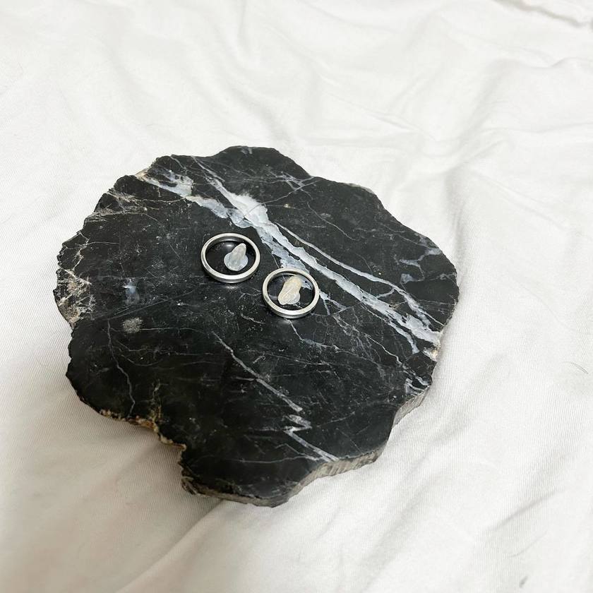 木が化石化したもの🌳💎［珪化木のウッドコースター］をリングピローにするアイデアがおしゃれにて紹介している画像