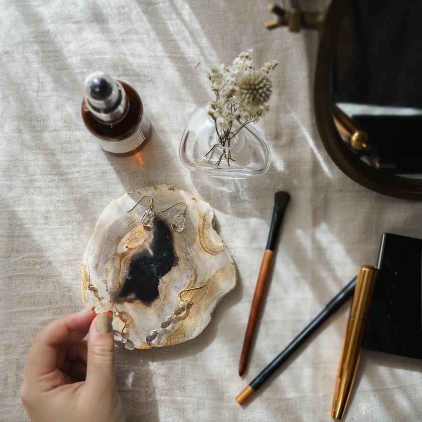 木が化石化したもの🌳💎［珪化木のウッドコースター］をリングピローにするアイデアがおしゃれにて紹介している画像