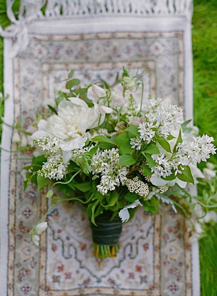 Perfect for Trendy Rustic Weddings: Adorable Natural Bouquet Designs with Herbs and Wildflowers ♡にて紹介している画像