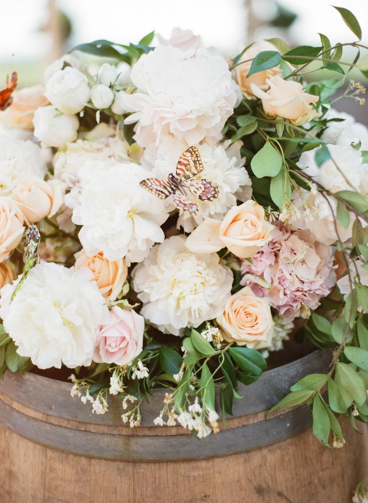 Perfect for Trendy Rustic Weddings: Adorable Natural Bouquet Designs with Herbs and Wildflowers ♡にて紹介している画像