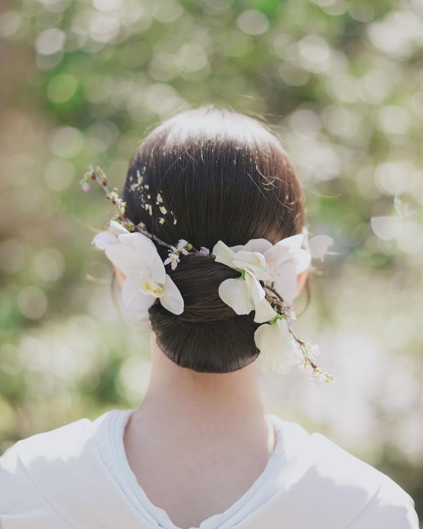 【画像50枚以上】ヘアメイクアーティストKyokoさんが作る♡「和装×生花×シニヨン」ヘアカタログにて紹介している画像