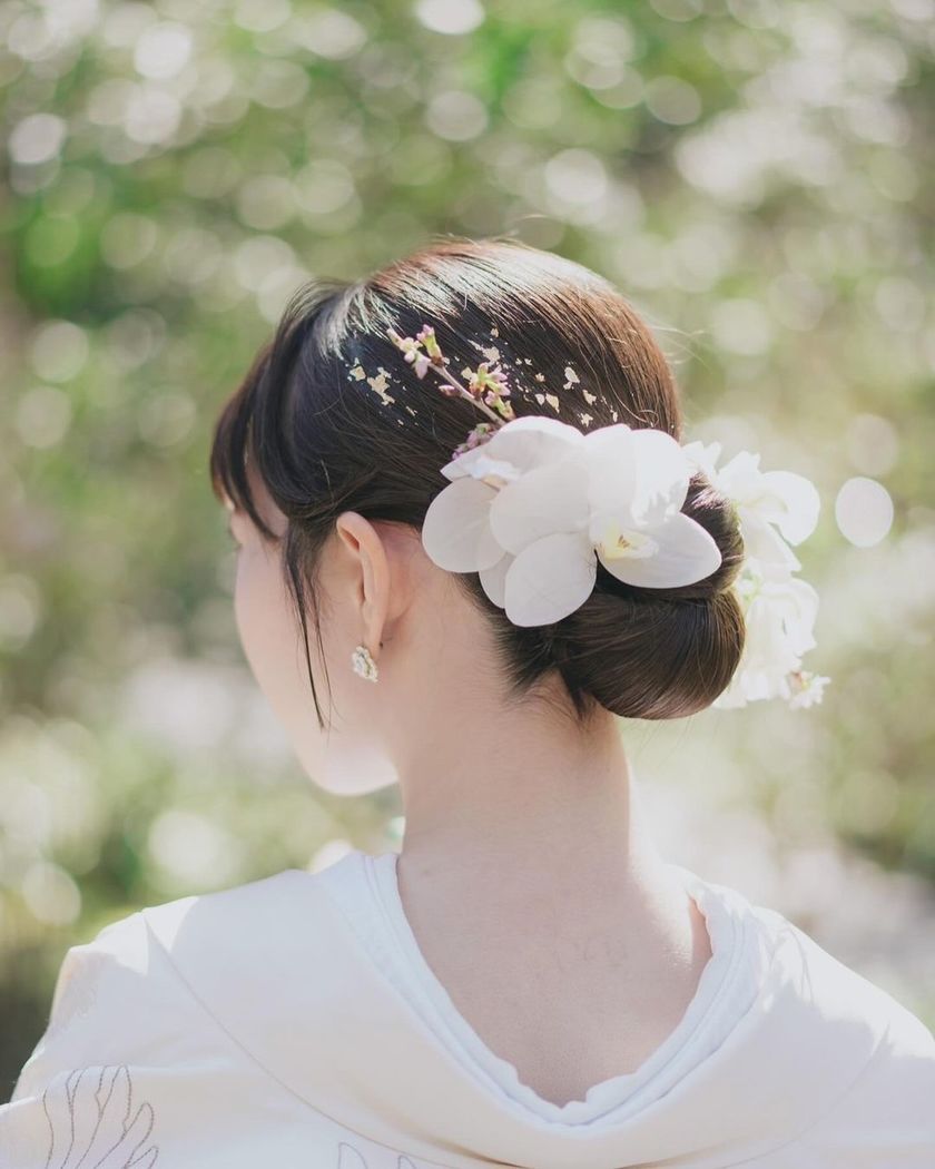 【画像50枚以上】ヘアメイクアーティストKyokoさんが作る♡「和装×生花×シニヨン」ヘアカタログにて紹介している画像