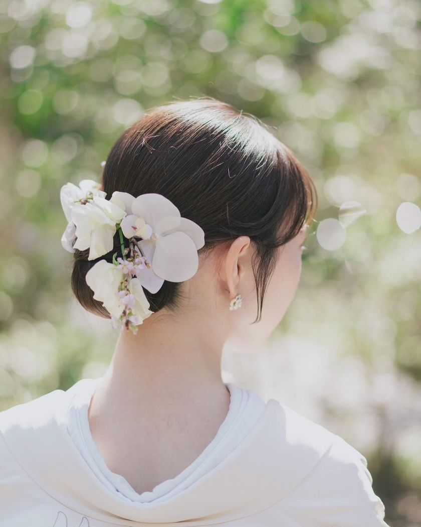 【画像50枚以上】ヘアメイクアーティストKyokoさんが作る♡「和装×生花×シニヨン」ヘアカタログにて紹介している画像