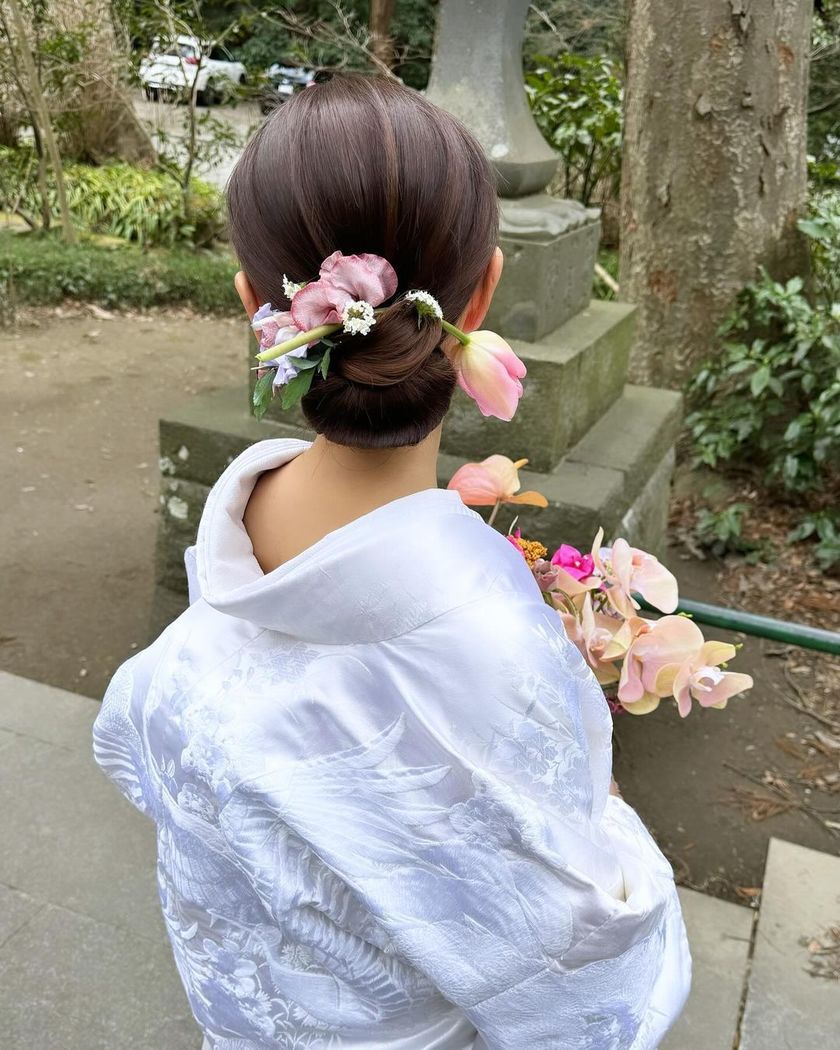 【画像50枚以上】ヘアメイクアーティストKyokoさんが作る♡「和装×生花×シニヨン」ヘアカタログにて紹介している画像