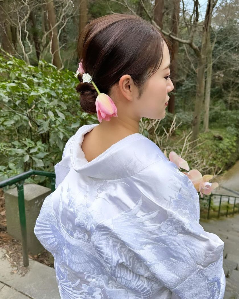 【画像50枚以上】ヘアメイクアーティストKyokoさんが作る♡「和装×生花×シニヨン」ヘアカタログにて紹介している画像