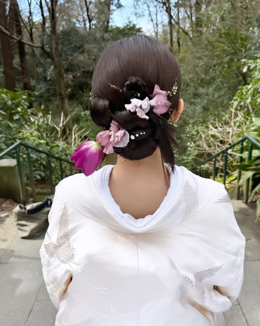 【画像50枚以上】ヘアメイクアーティストKyokoさんが作る♡「和装×生花×シニヨン」ヘアカタログにて紹介している画像