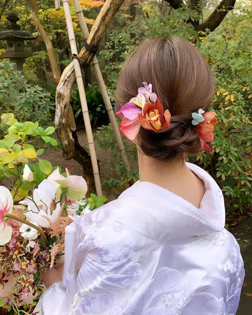 【画像50枚以上】ヘアメイクアーティストKyokoさんが作る♡「和装×生花×シニヨン」ヘアカタログにて紹介している画像