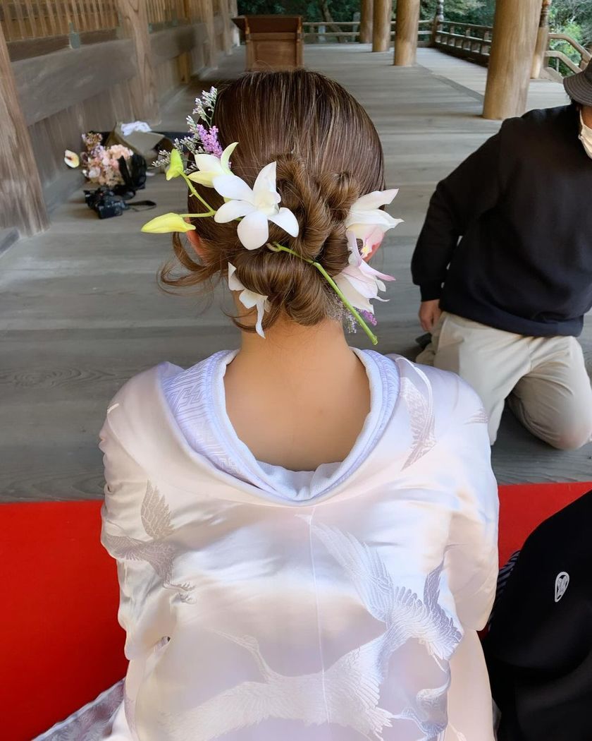 【画像50枚以上】ヘアメイクアーティストKyokoさんが作る♡「和装×生花×シニヨン」ヘアカタログにて紹介している画像