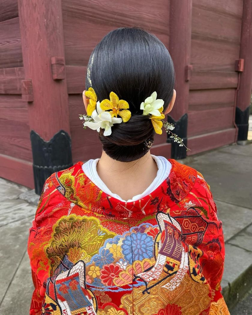 【画像50枚以上】ヘアメイクアーティストKyokoさんが作る♡「和装×生花×シニヨン」ヘアカタログにて紹介している画像