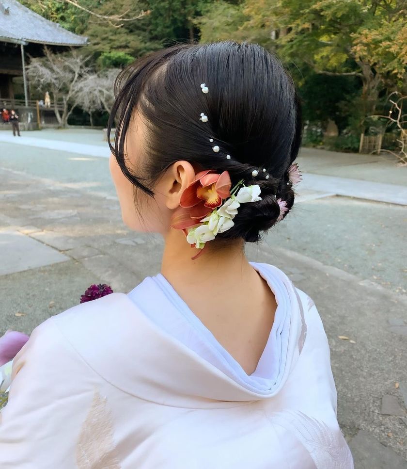 【画像50枚以上】ヘアメイクアーティストKyokoさんが作る♡「和装×生花×シニヨン」ヘアカタログにて紹介している画像