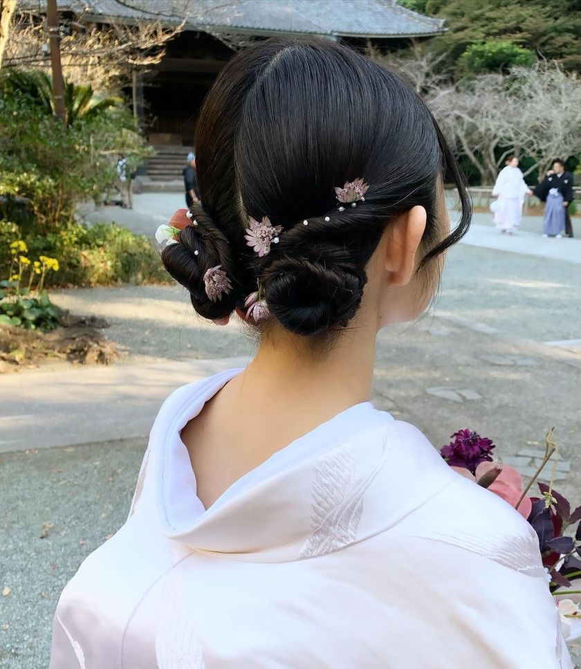 【画像50枚以上】ヘアメイクアーティストKyokoさんが作る♡「和装×生花×シニヨン」ヘアカタログにて紹介している画像