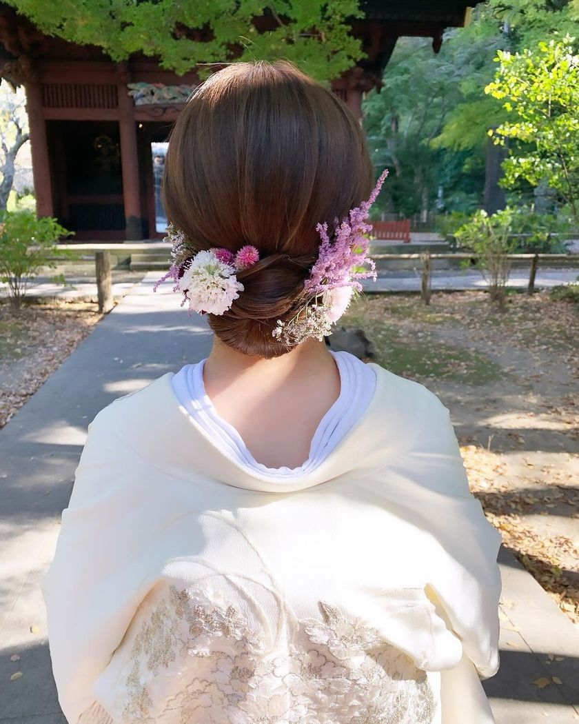 【画像50枚以上】ヘアメイクアーティストKyokoさんが作る♡「和装×生花×シニヨン」ヘアカタログにて紹介している画像