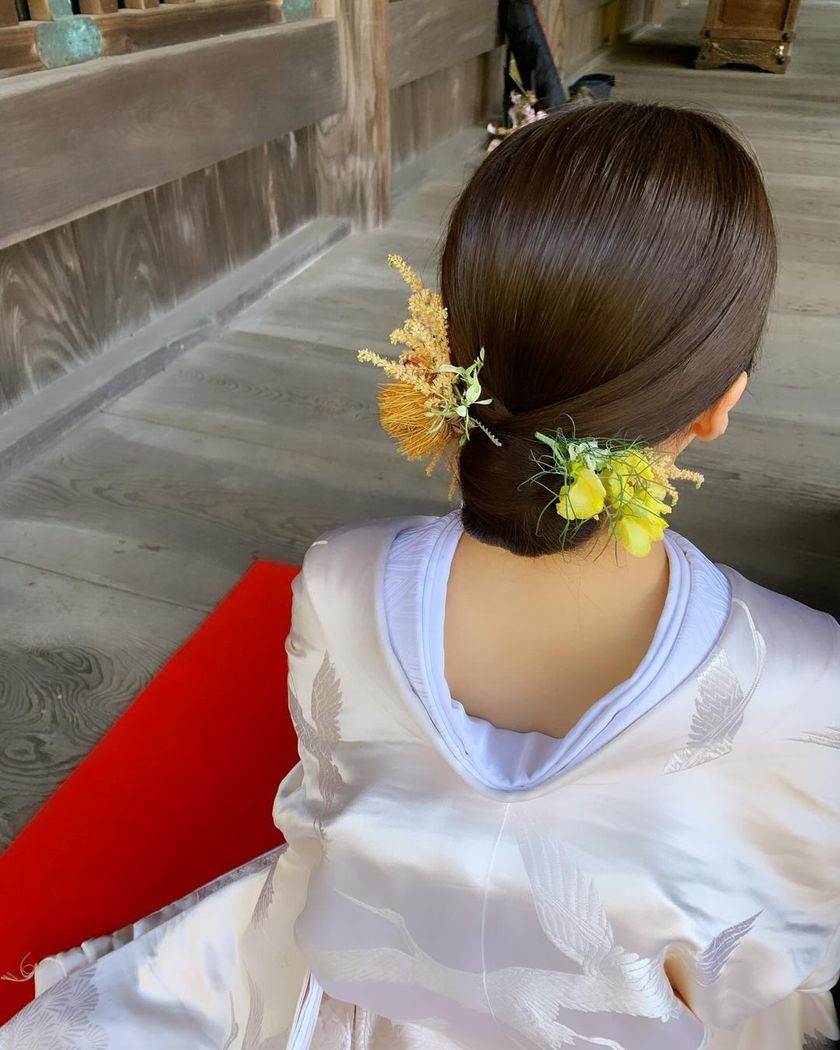 【画像50枚以上】ヘアメイクアーティストKyokoさんが作る♡「和装×生花×シニヨン」ヘアカタログにて紹介している画像